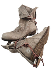Carica l'immagine nel visualizzatore di Gallery, REP-KO STIVALETTO IN PELLE LAVATA COLOR TAUPE