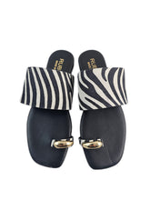 Carica l&#39;immagine nel visualizzatore di Gallery, RUBIRU SLIPPER 8020 zebra
